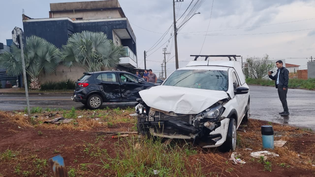 Três veículos se envolvem em acidente no loteamento Florais do Paraná em Cascavel