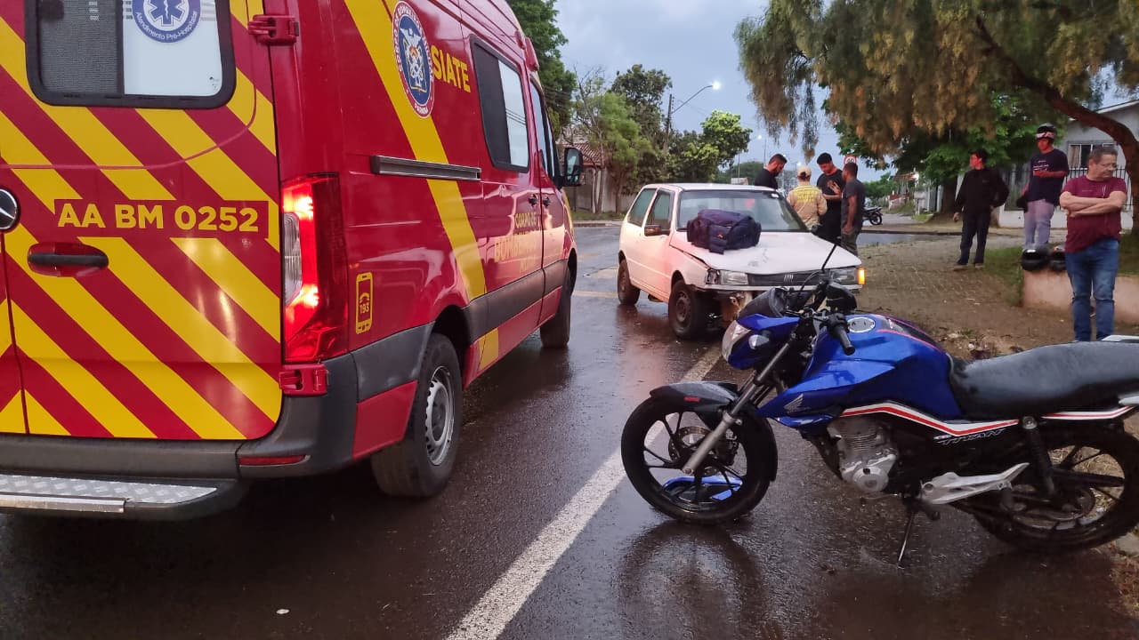 Mulher fratura o pé ao colidir motocicleta na Rua Txikaos, no Bairro Santa Cruz, em Cascavel