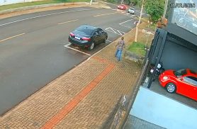 Câmera flagra batida entre moto e carro que deixou mulher ferida em Cascavel