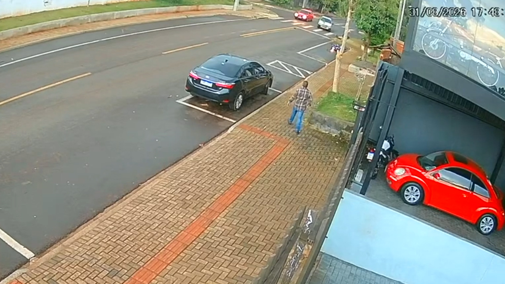 Câmera flagra batida entre moto e carro que deixou mulher ferida em Cascavel