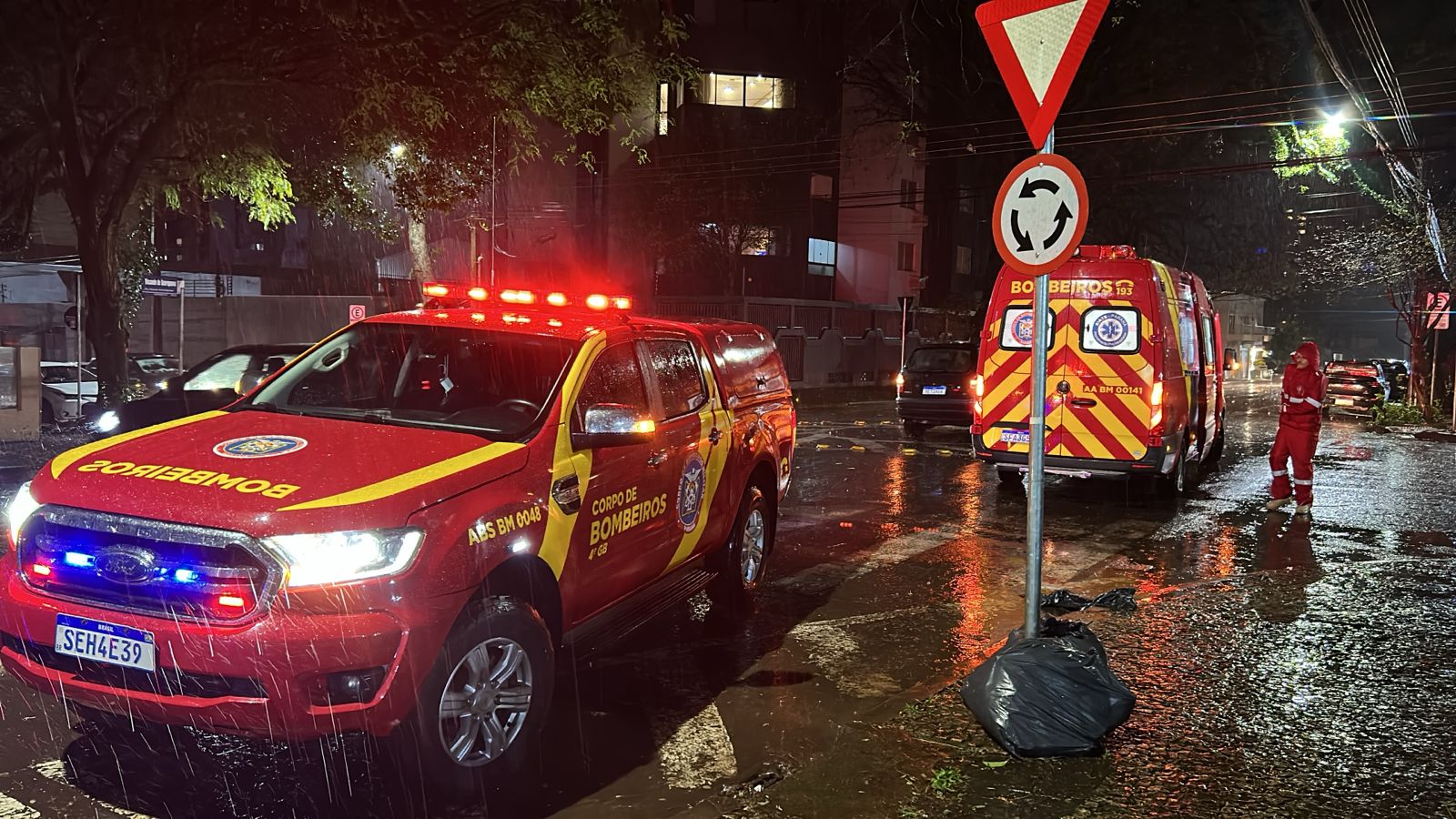 Mulher fica ferida em batida entre bicicleta elétrica e Ford Ka em cruzamento, no Centro de Cascavel