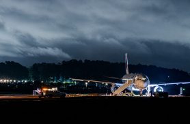 Equipes trabalham a noite na retirada de avião que saiu da pista no aeroporto de Cascavel