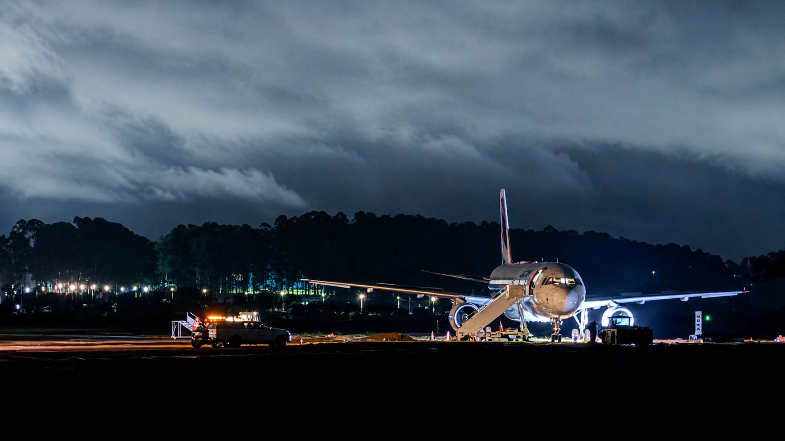Equipes trabalham a noite na retirada de avião que saiu da pista no aeroporto de Cascavel