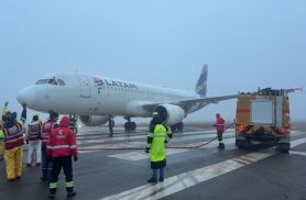 Aeronave da Latam que saiu da pista é removida do Aeroporto de Cascavel