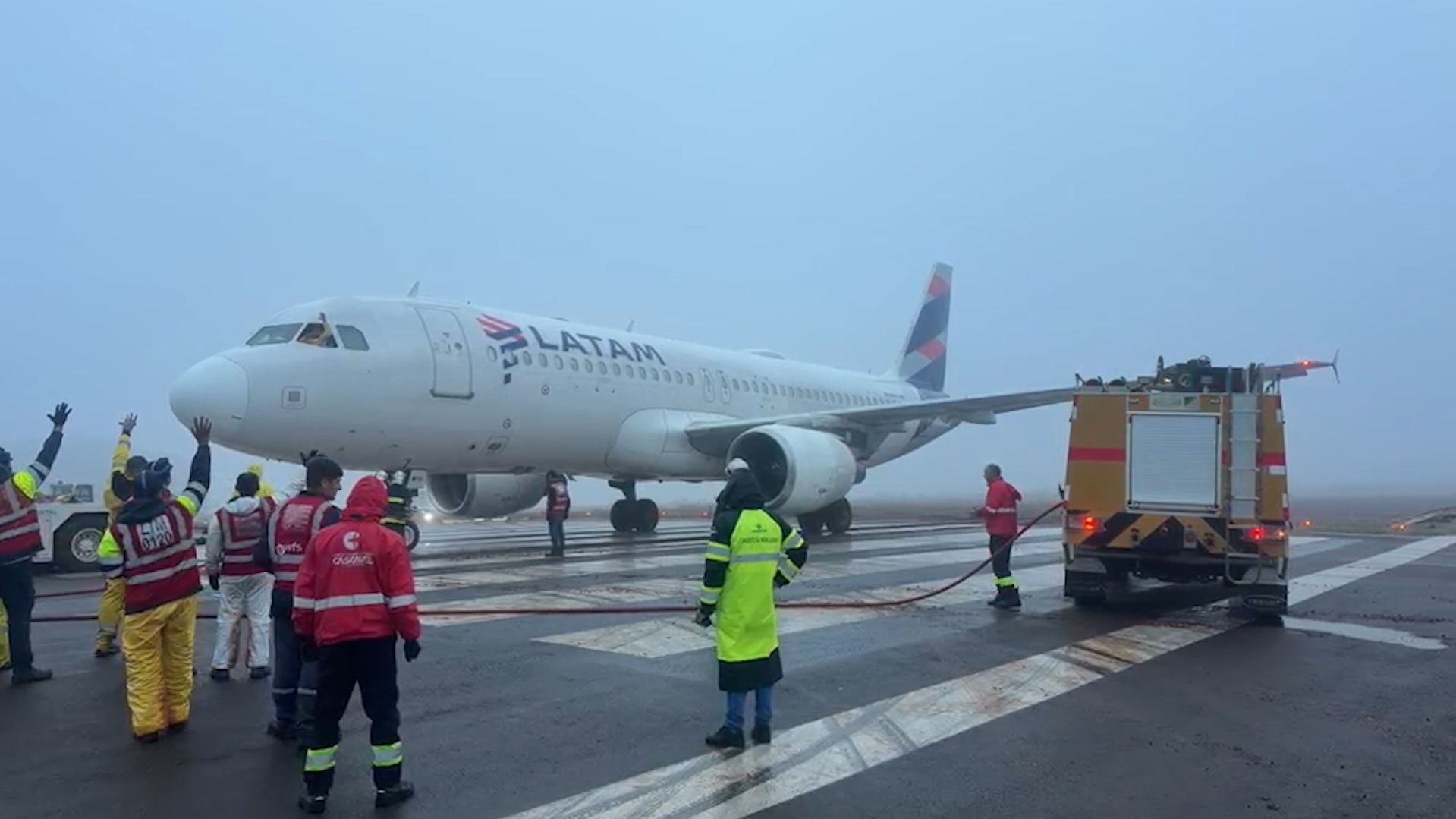 Aeronave da Latam que saiu da pista é removida do Aeroporto de Cascavel