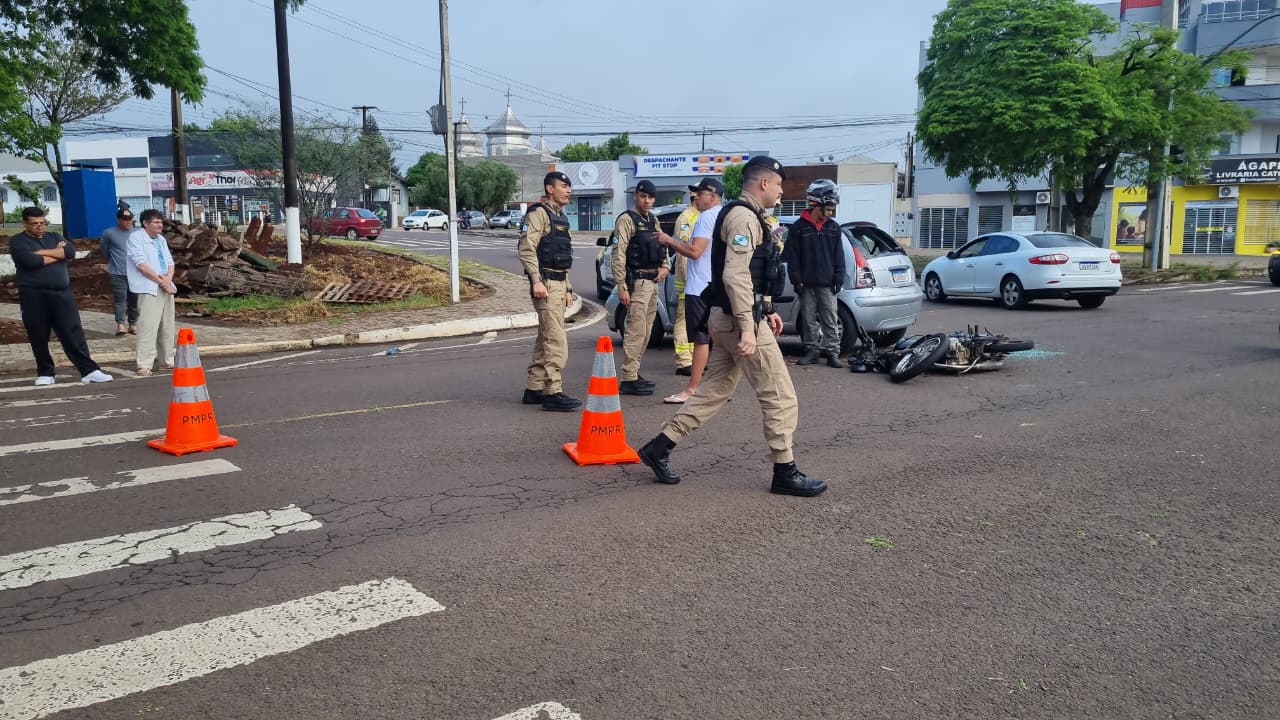 Citroën C3 e Honda CG se envolvem em colisão na Rua Jacarezinho