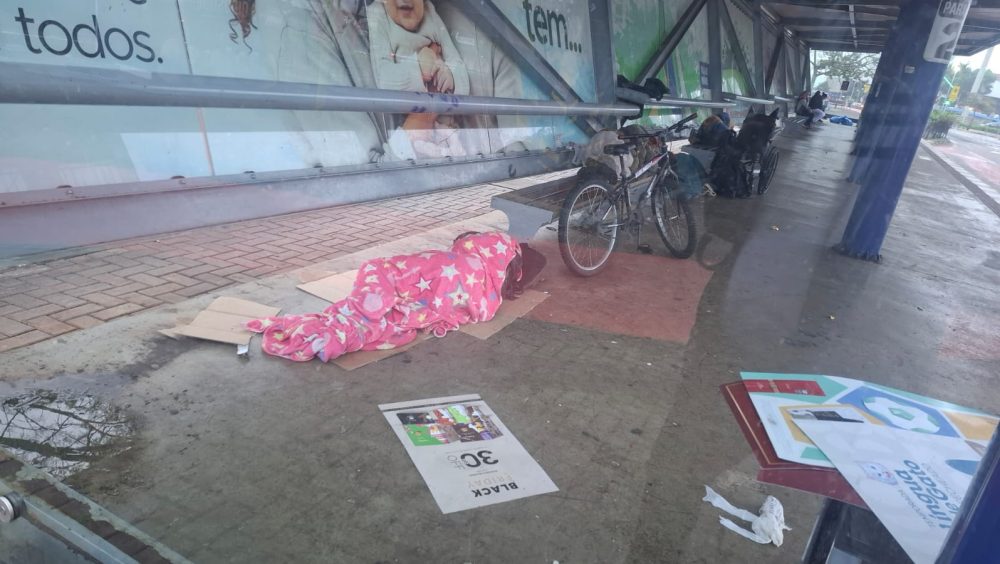 Moradores de rua usam pontos de ônibus como dormitório e geram preocupação em Cascavel Imagem referente a Moradores de rua usam pontos de ônibus como dormitório e geram preocupação em Cascavel