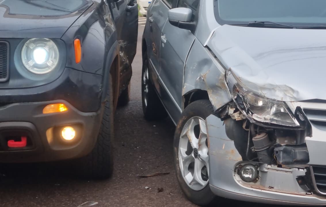 Jeep Renegade e Volkswagen Gol se envolvem em batida em Cascavel