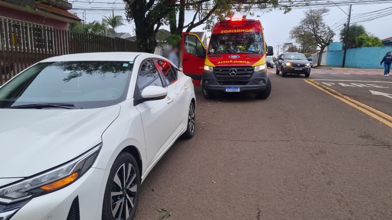 Scooter elétrica e Nissan Versa se envolvem em colisão na Rua Alexandre de Gusmão