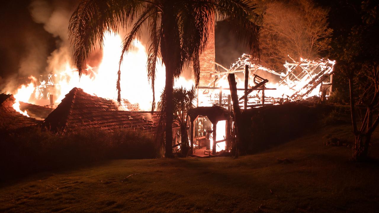 Restaurante é completamente destruído por incêndio em Toledo