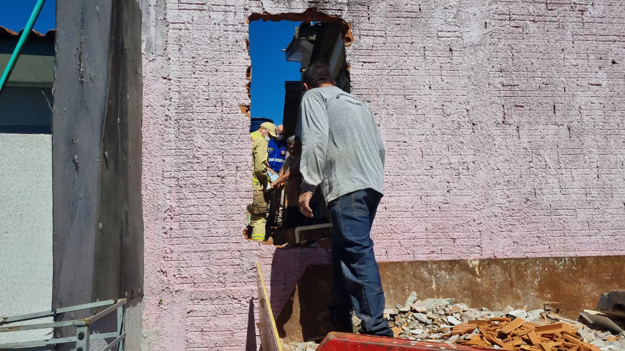 Idoso de 72 anos fica ferido após cair de andaime em obra no Brasmadeira
