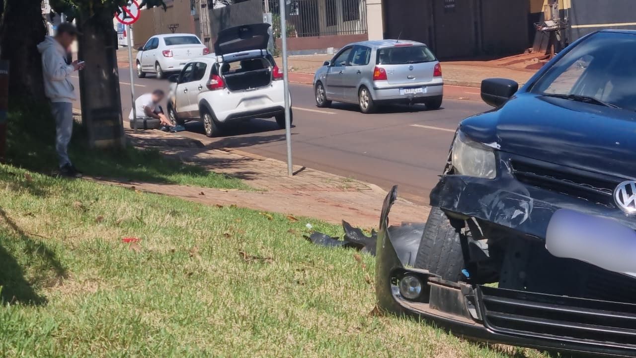 Mobi e Gol se envolvem em colisão no Bairro Brasmadeira