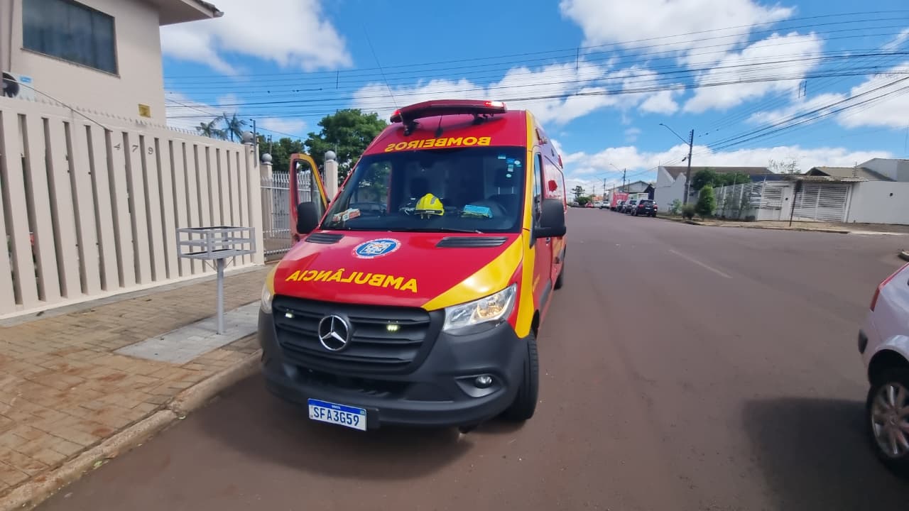 Onix e moto se envolvem em colisão no Bairro Neva e motociclista fica ferido