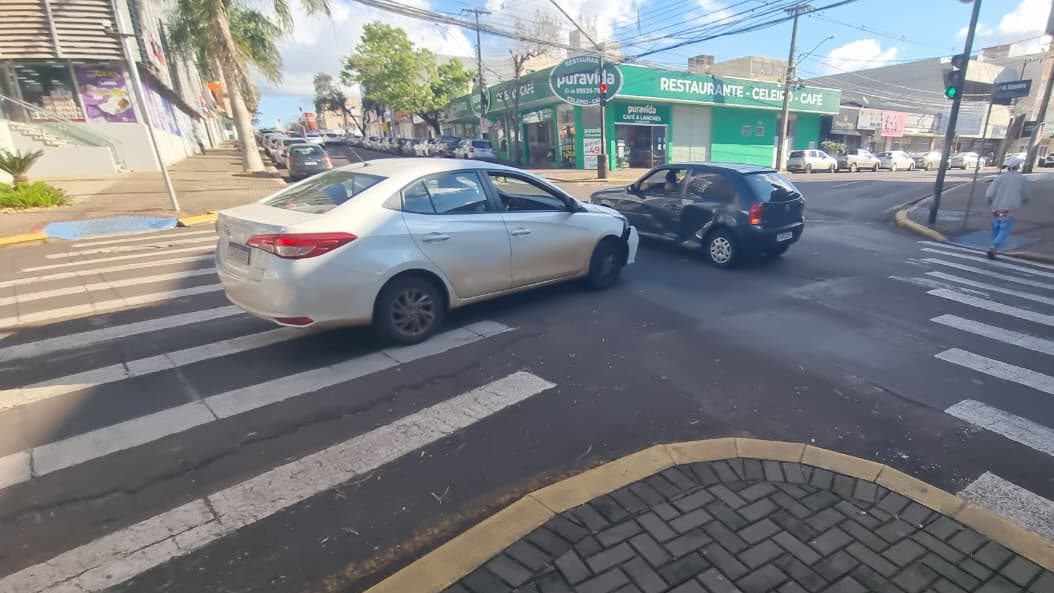 Gol e Yaris se envolvem em acidente no Centro de Cascavel