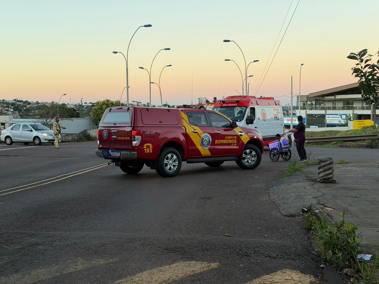 Homem é socorrido após tentativa de suicídio no viaduto da BR-467, em Cascavel