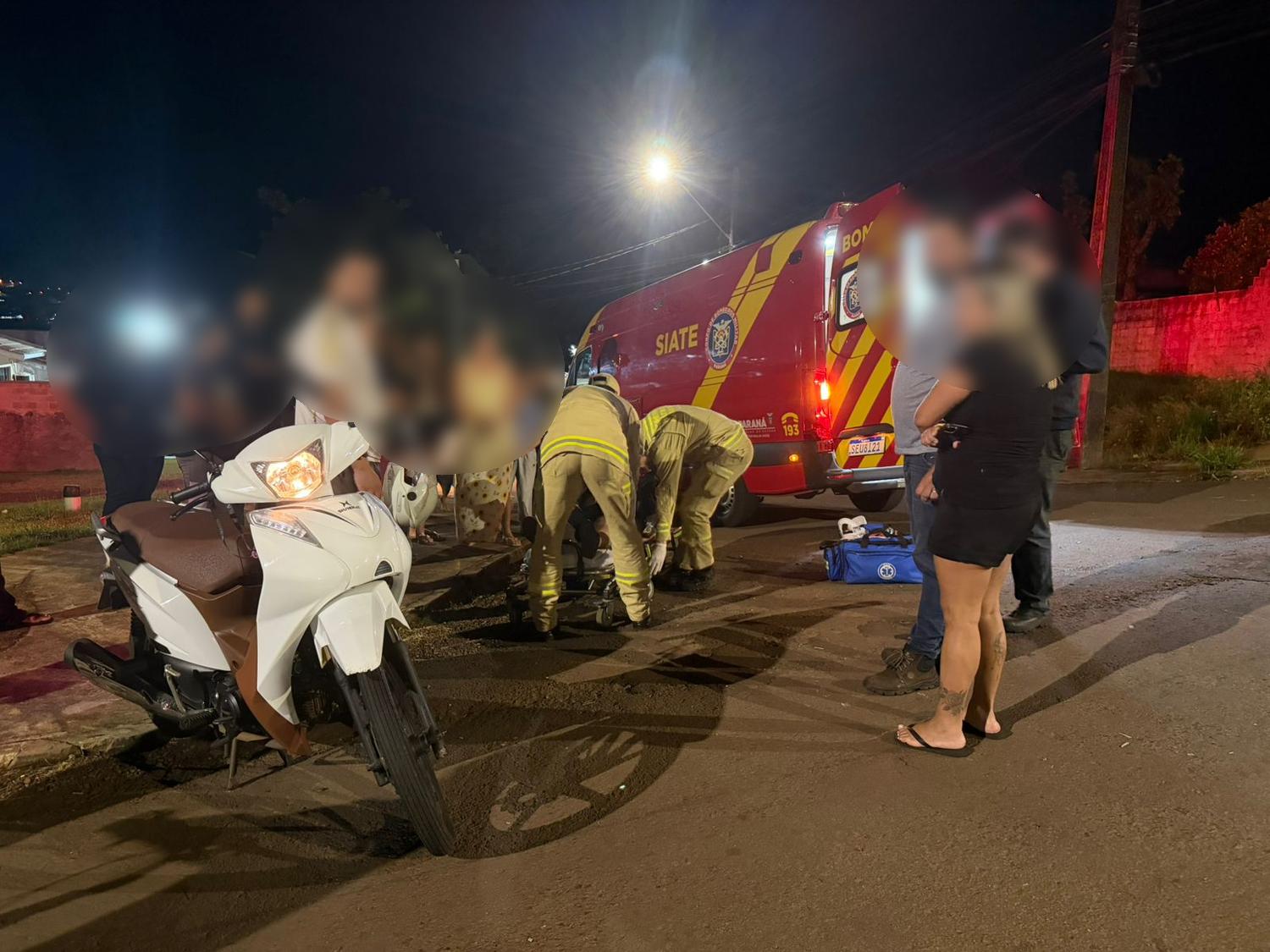 Acidente entre moto e carro deixa mulher ferida no Bairro Periolo, em Cascavel
