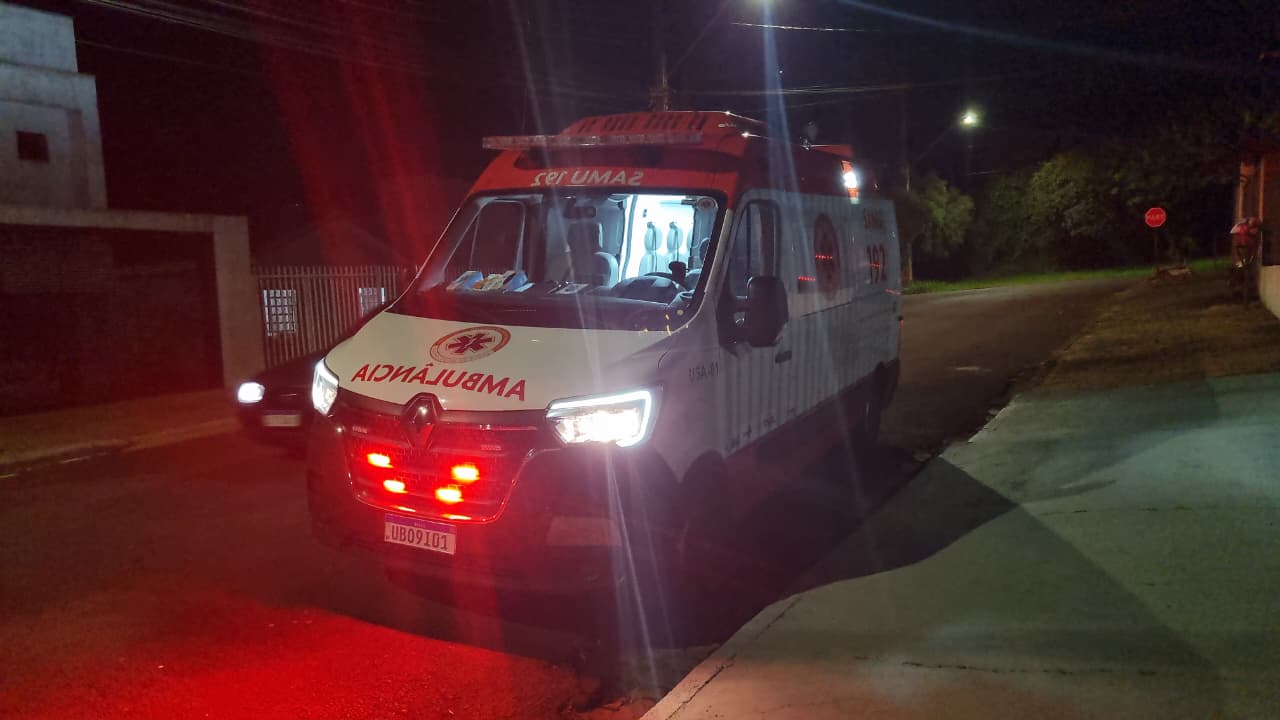 Idosa de 61 anos passa mal e recebe atendimento do SAMU no Bairro Guarujá, em Cascavel