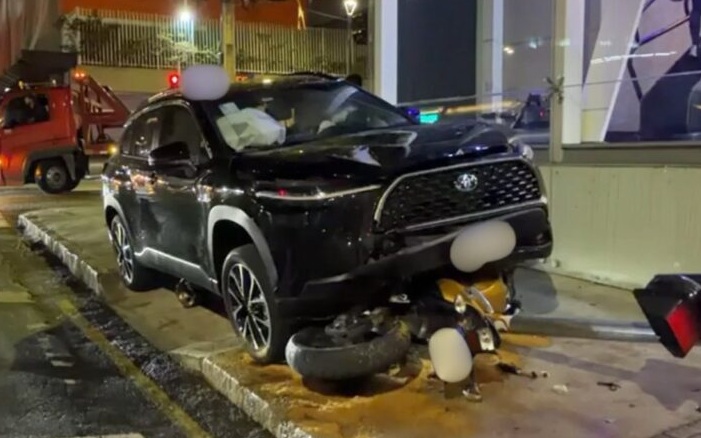 Colisão entre moto de aplicativo e SUV deixa dois feridos graves no Centro de Curitiba