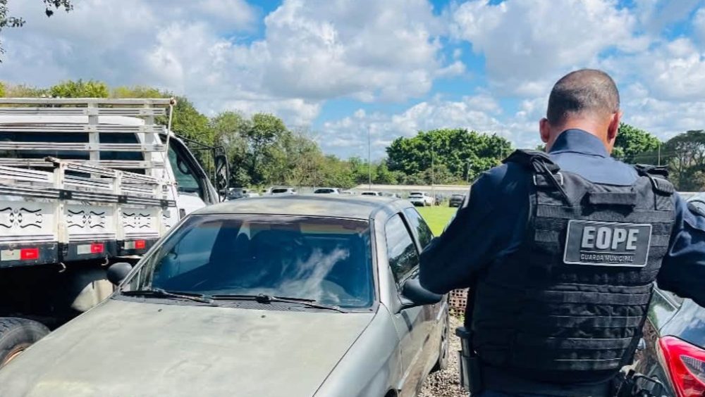 Carro suspeito de envolvimento em diversos roubos é localizado em Foz do Iguaçu Imagem referente a Carro suspeito de envolvimento em diversos roubos é localizado em Foz do Iguaçu
