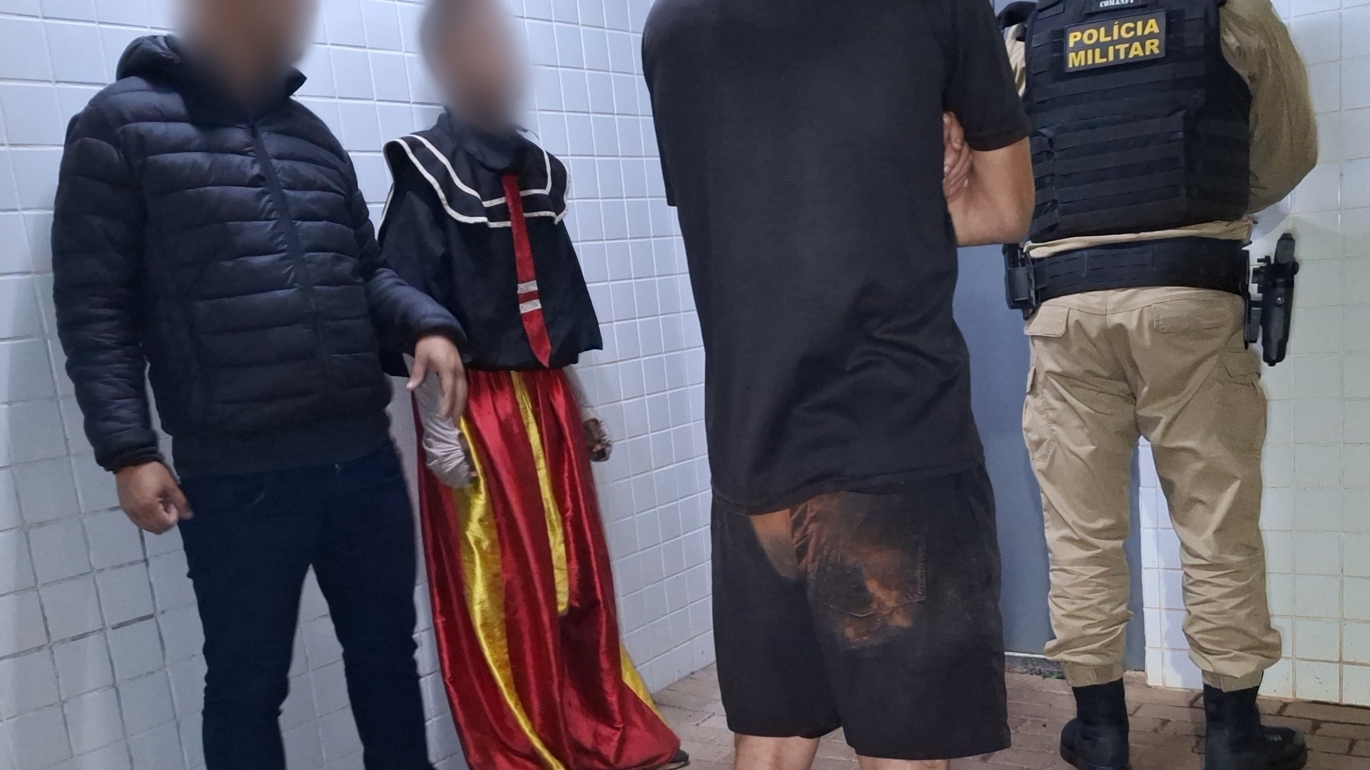 Três homens são conduzidos à delegacia em Cascavel após denúncia envolvendo adolescentes