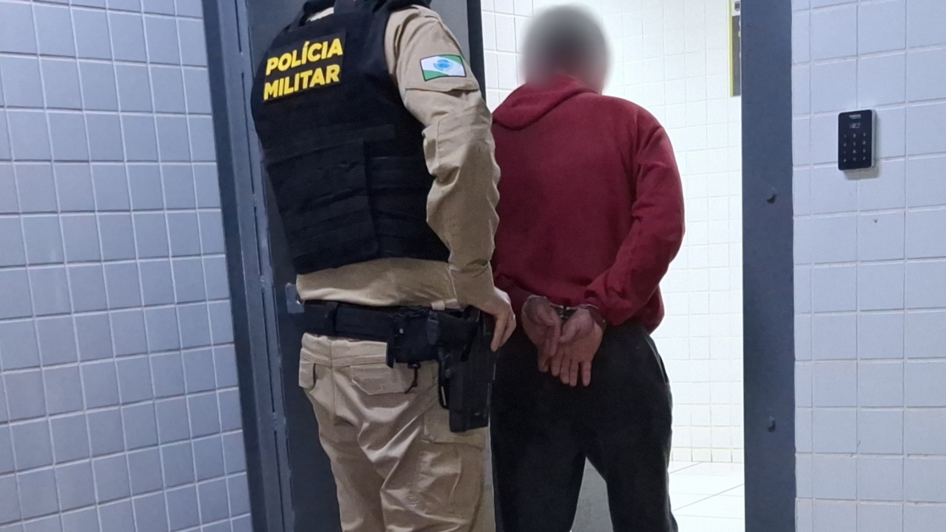 Homem é conduzido à Delegacia após agredir companheira diante das filhas