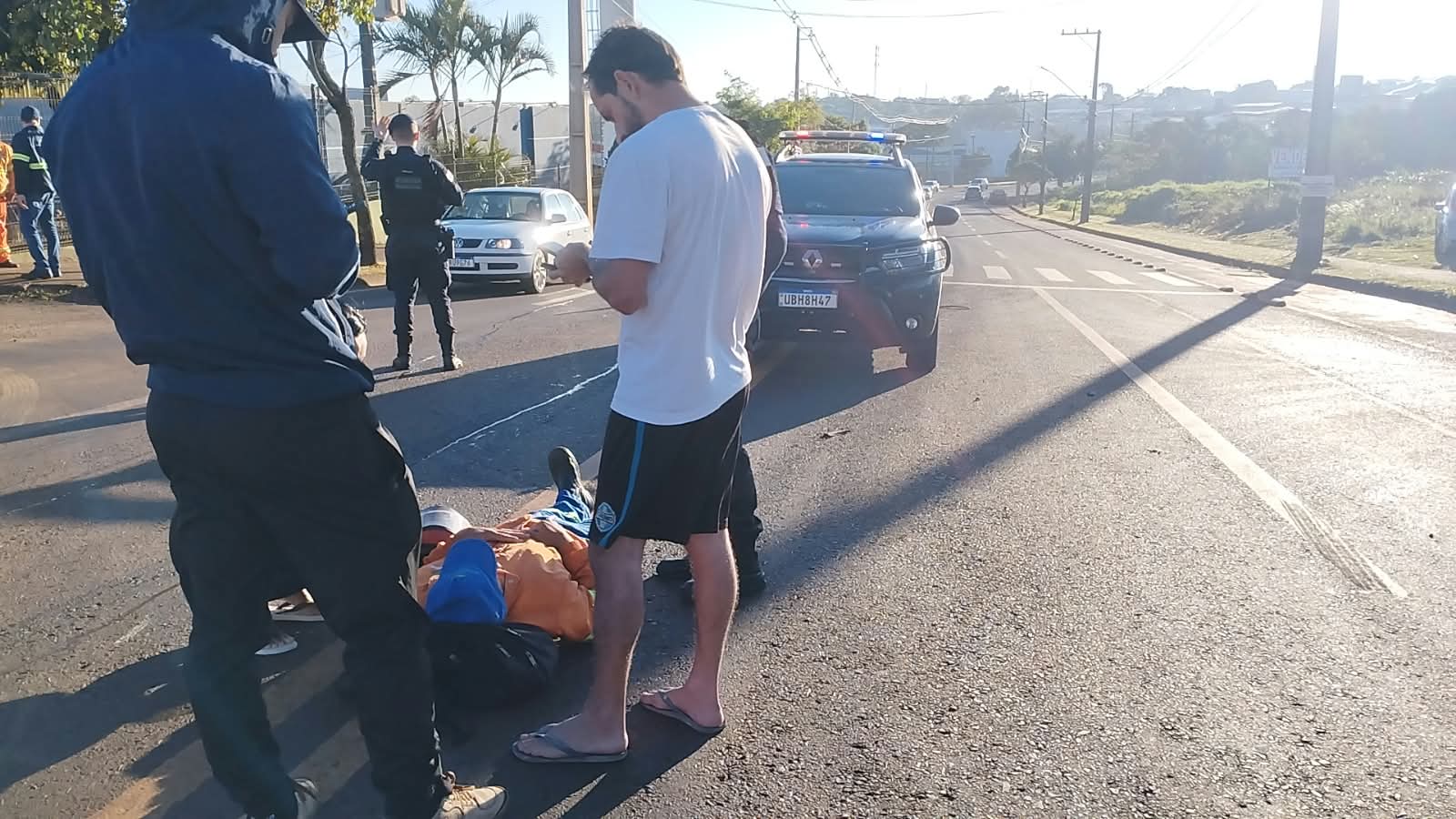 Motociclista fica ferido após acidente envolvendo três veículos na Rua Gandhi