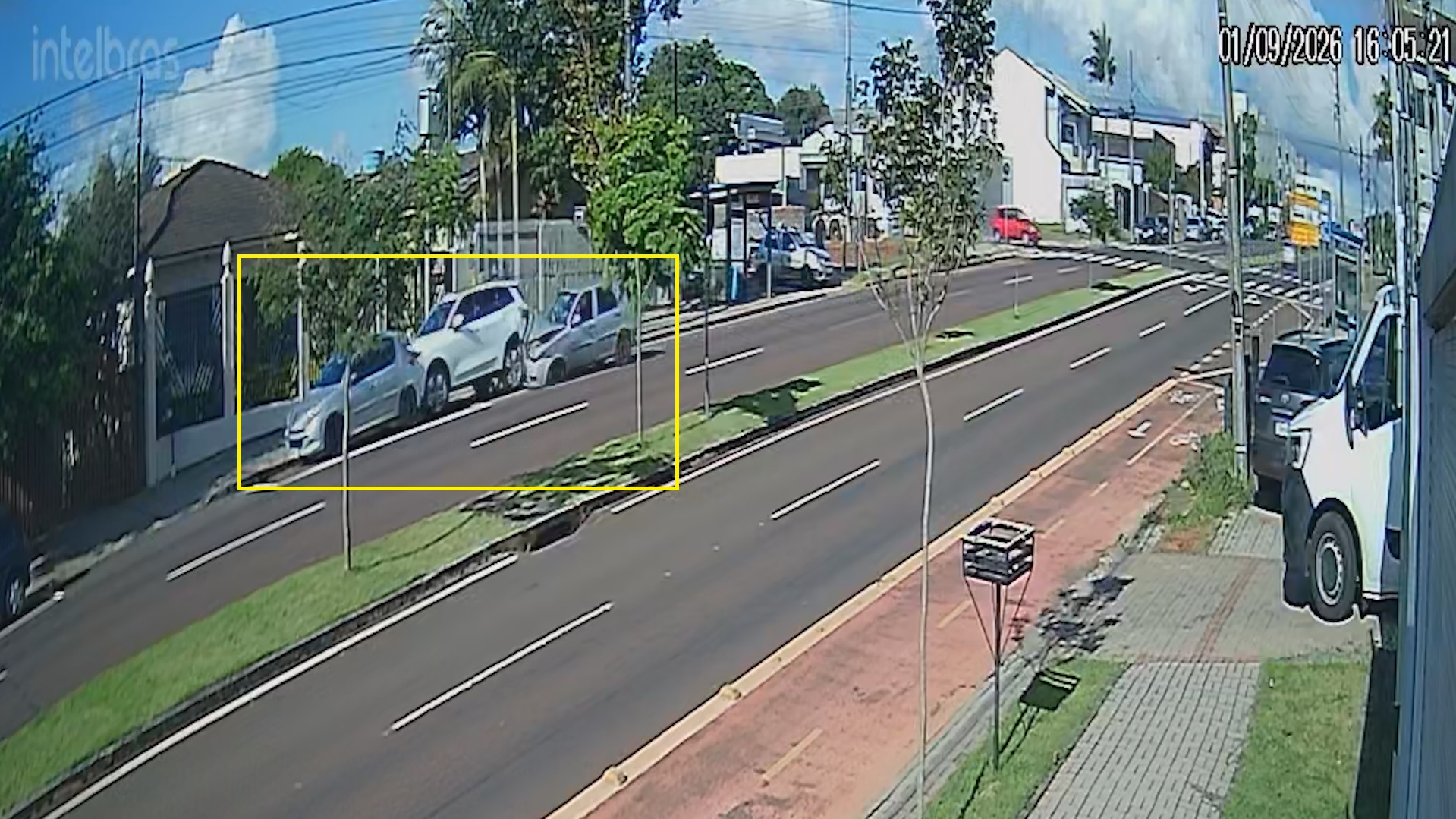Câmera flagra Palio batendo em carros estacionados; Criança ficou ferida
