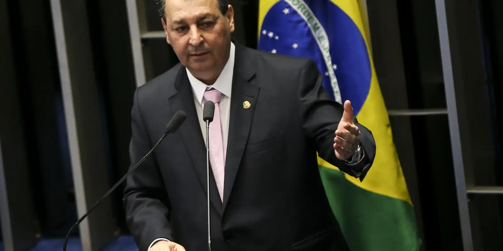 Imagem referente a Relator da CCJ rejeita emendas da oposição que buscavam manter 6x1