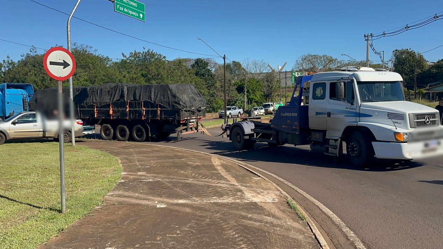 Carreta tem problema mecânico ao passar por rotatória da Rua Olindo Periolo