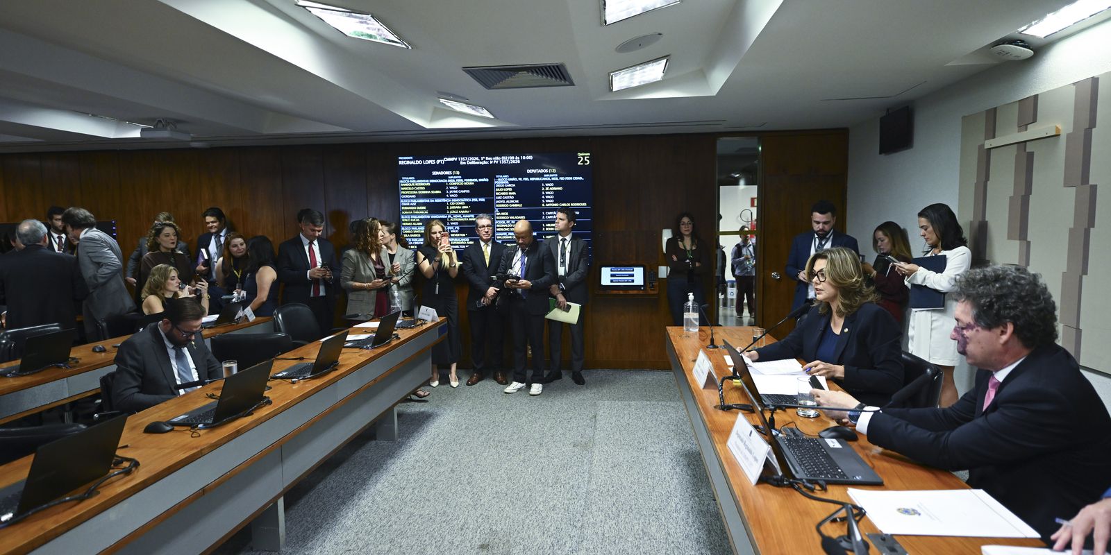 Comissão aprova MP da taxa das blusinhas: texto segue a plenários Imagem referente a Comissão aprova MP da taxa das blusinhas: texto segue a plenários