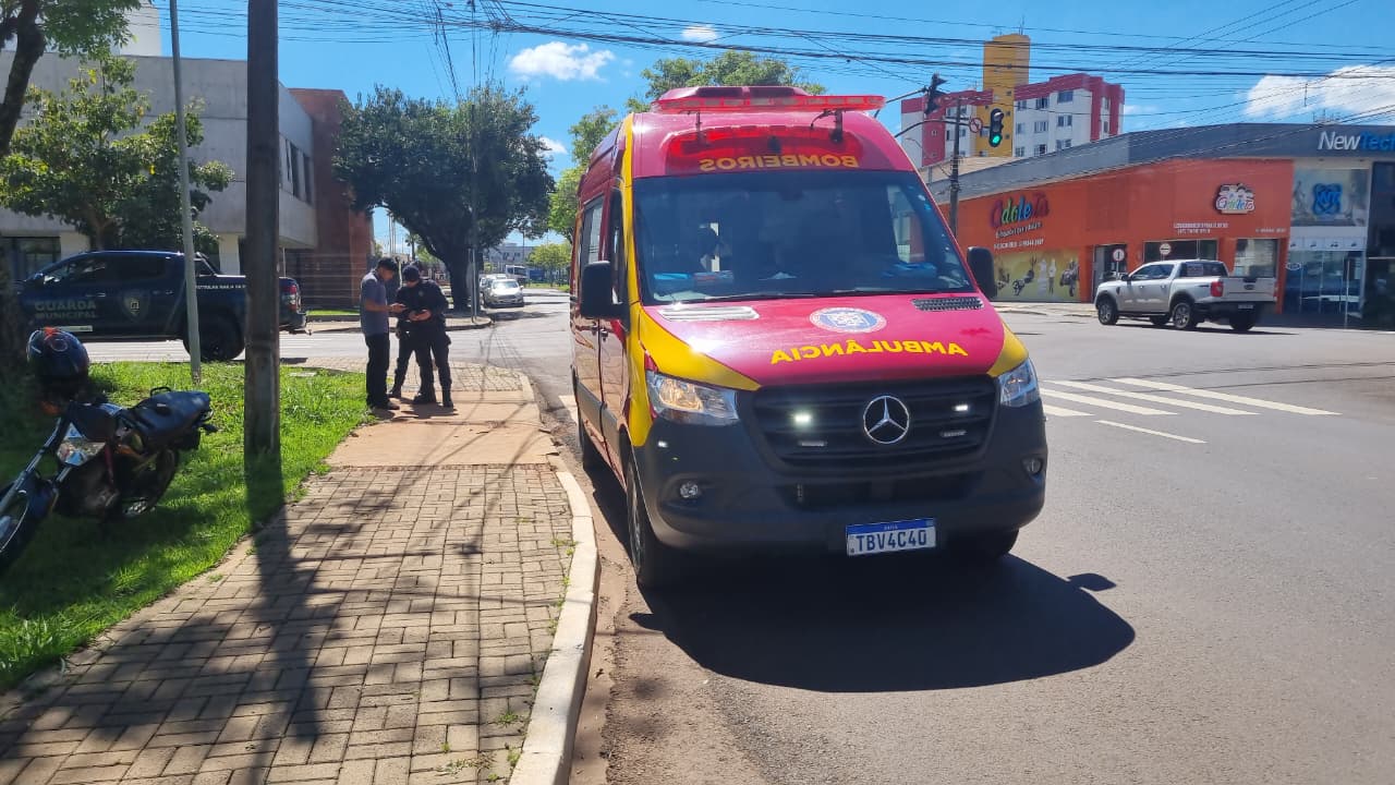 Ao ser fechada por carro, motociclista sai da pista, bate contra estrutura e fica ferida