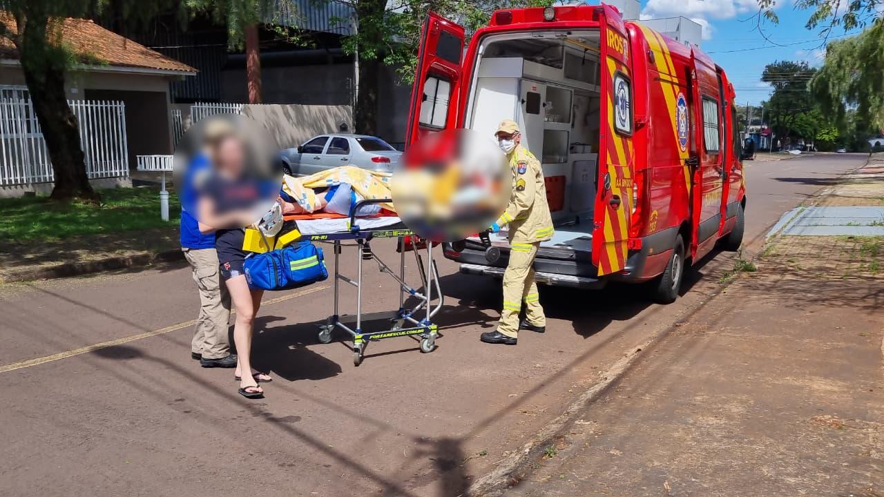 Mulher é socorrida pelo Siate após sofrer queda em casa