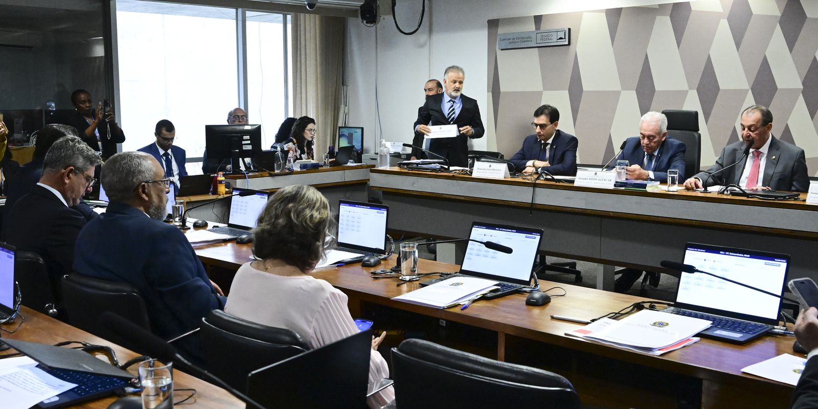 Imagem referente a CCJ do Senado aprova PEC que acaba com jornada 6x1