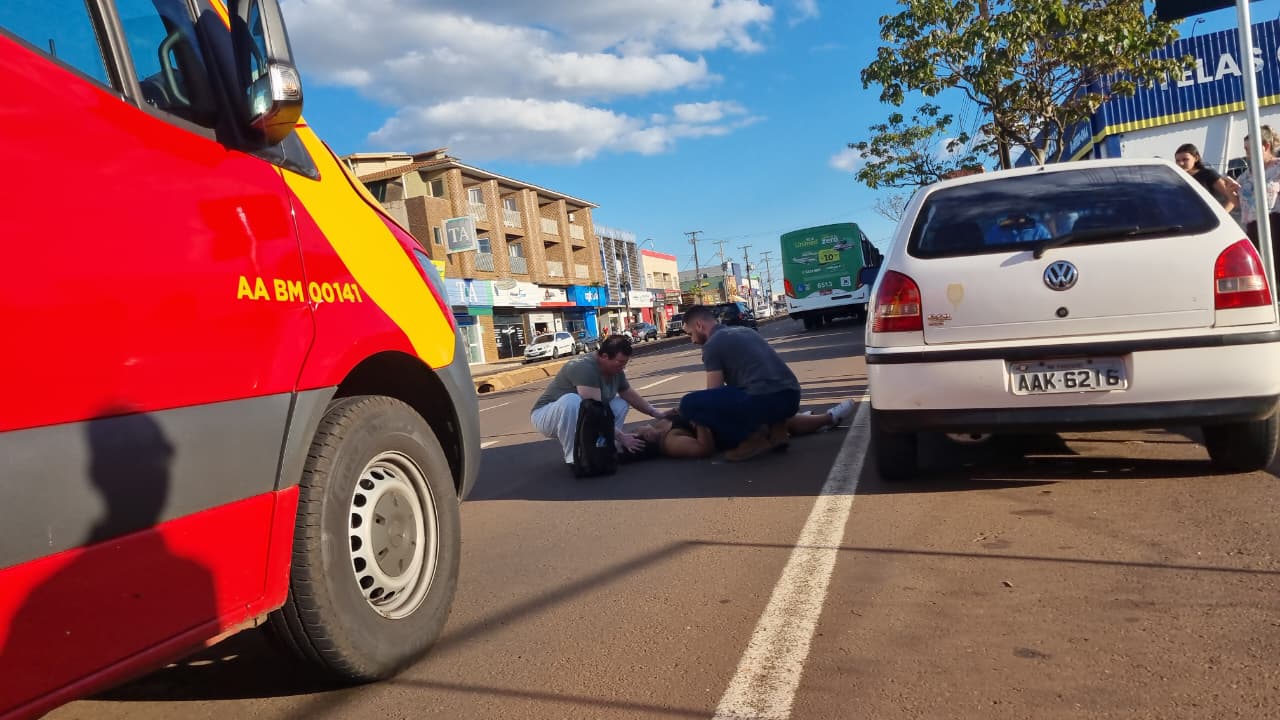 Após colisão, ciclista é atropelada por ônibus na Avenida Carlos Gomes