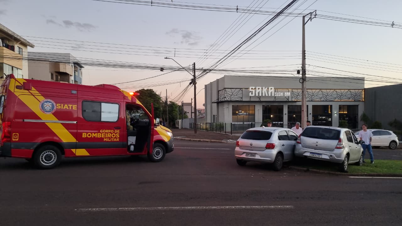 Colisão entre dois veículos deixa mulher ferida na Avenida Brasil