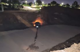 Carro despenca de sete metros e cai dentro de córrego em Cascavel