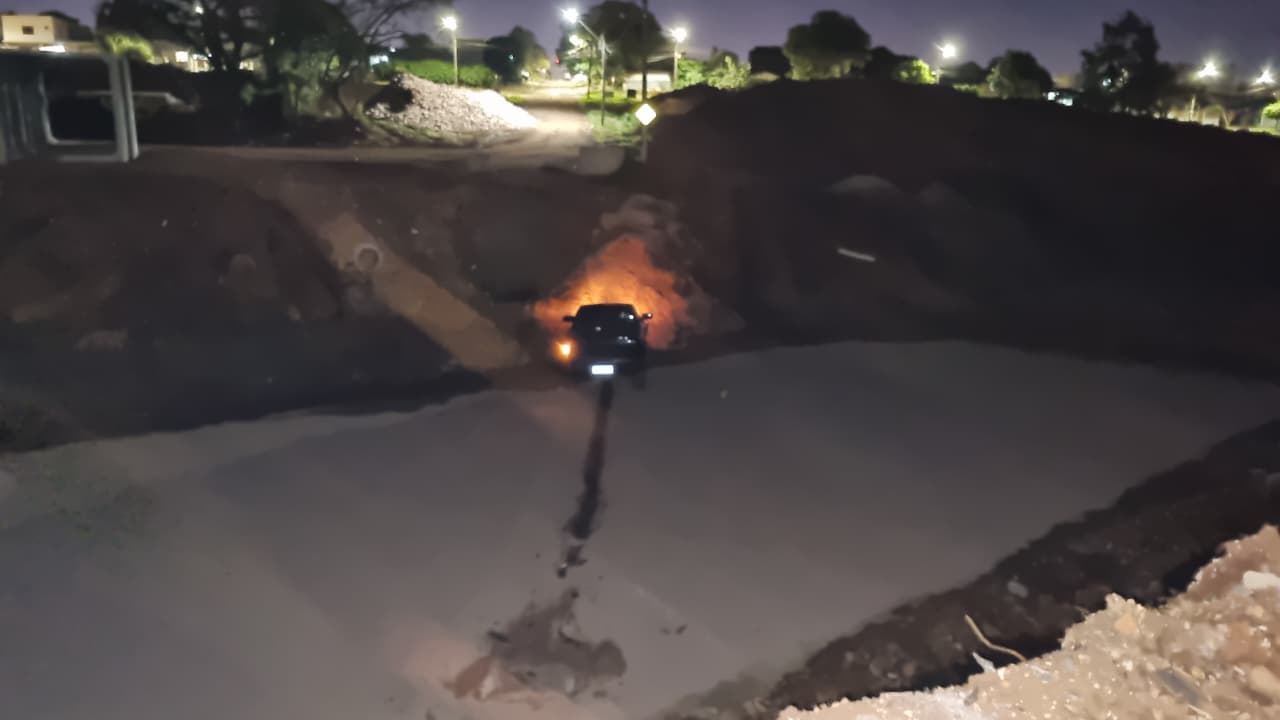 Carro despenca de sete metros e cai dentro de córrego em Cascavel