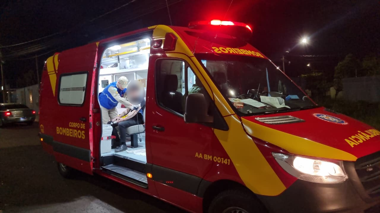 Palio e motocicleta se envolvem em acidente no Bairro Santa Cruz em Cascavel