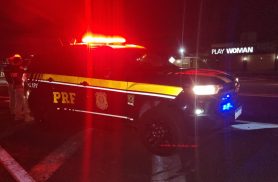 Motociclista fica ferida após colisão com Corolla na marginal da BR-277, em Cascavel