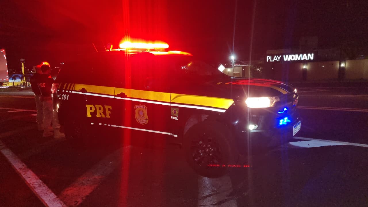 Motociclista fica ferida após colisão com Corolla na marginal da BR-277, em Cascavel