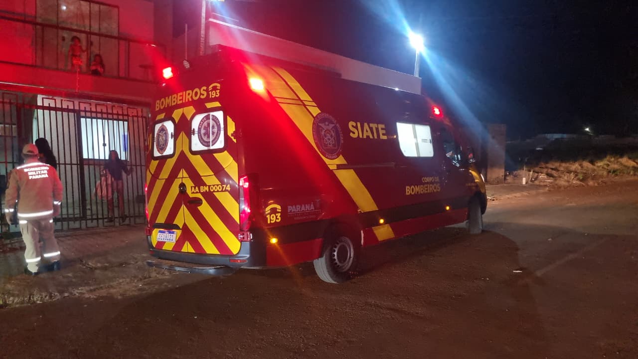 Homem sofre queda de escada e é socorrido pelo Siate no Bairro Lago Azul, em Cascavel