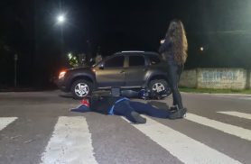 Motociclista fica ferido após acidente com Duster no Centro de Cascavel