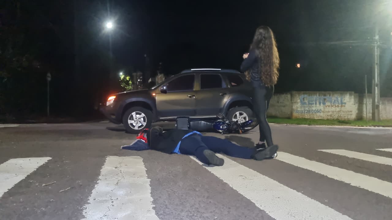 Motociclista fica ferido após acidente com Duster no Centro de Cascavel