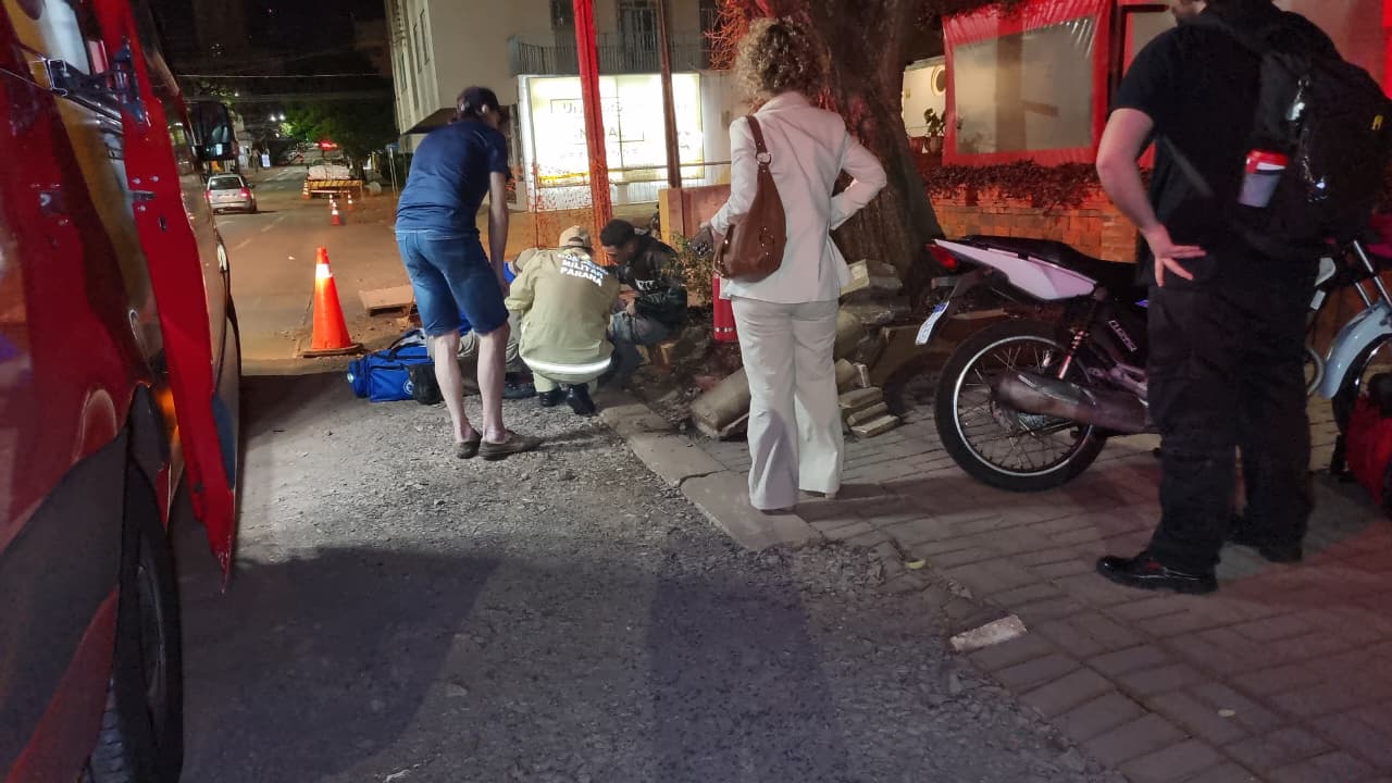 Motociclista de 18 anos fica ferido após colisão com carro em Cascavel