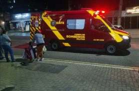 Jovem de 19 anos fica ferido em colisão entre moto e carro no Centro de Cascavel