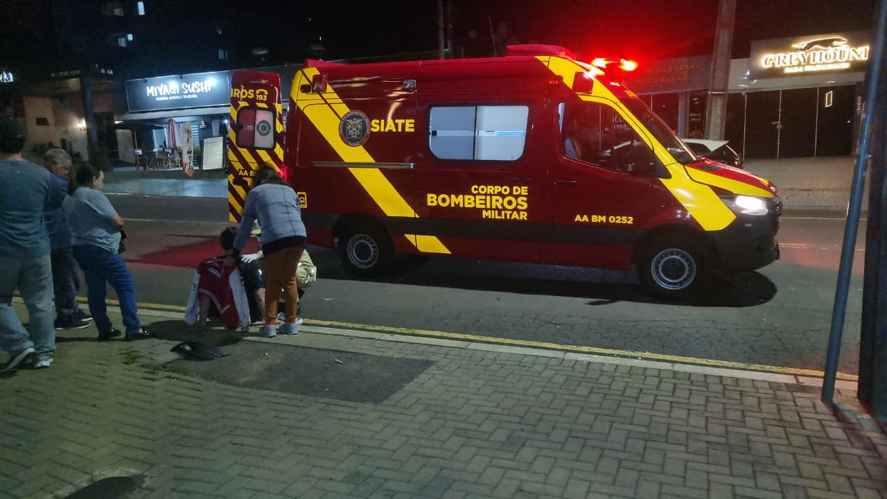 Jovem de 19 anos fica ferido em colisão entre moto e carro no Centro de Cascavel