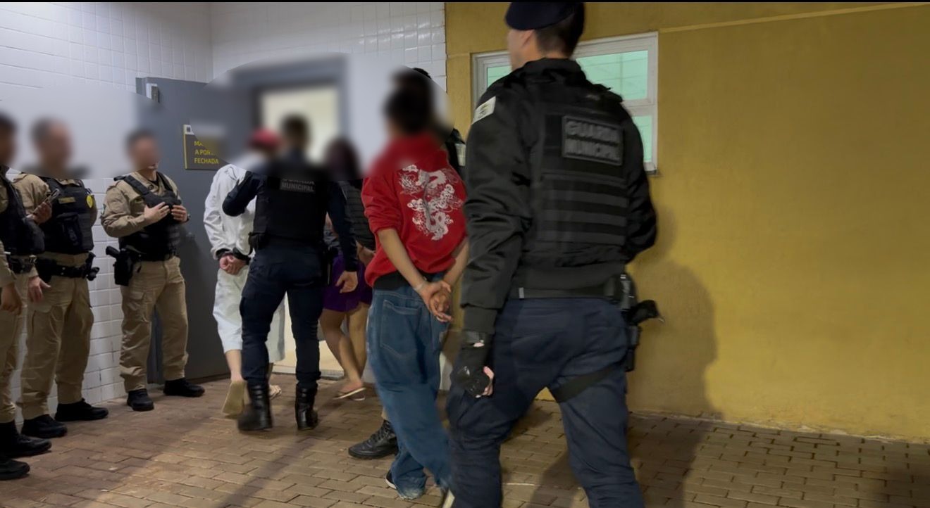 Briga entre alunos termina com professor agredido em colégio de Cascavel