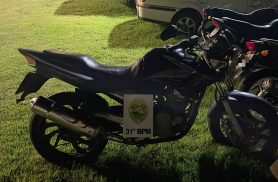 Motocicleta licenciamento atrasado e bloqueio judicial é apreendida pela PM em Corbélia