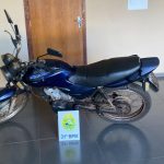 Imagem relativa a Mulher é flagrada pilotando moto com criança no tanque sem capacete e CNH vencida em Formosa do Oeste
