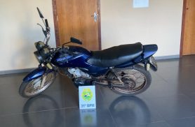 Mulher é flagrada pilotando moto com criança no tanque sem capacete e CNH vencida em Formosa do Oeste